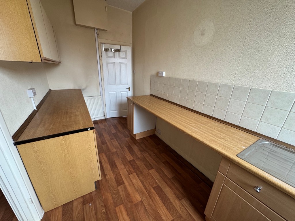 Lot: 33 - FREEHOLD VACANT SHOP, VACANT TWO-BEDROOM FLAT PLUS TWO-BEDROOM INVESTMENT FLAT IN PRIME LOCATION - Flat A - kitchen alternative view
